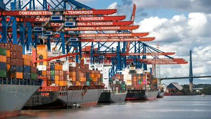 Containerschiff-Parade vor Anker im Hafen © Carl-Jürgen Bautsch