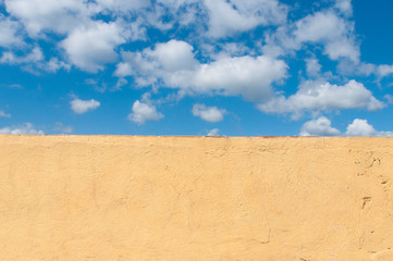 Fototapeta na wymiar Cielo e Nuvole con Muro