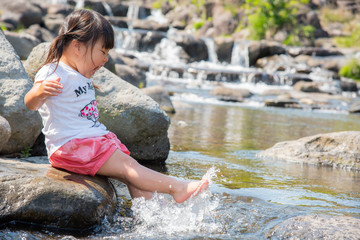 水遊びをする子供