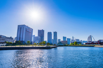 Naklejka premium 横浜 象の鼻パークとみなとみらいの風景