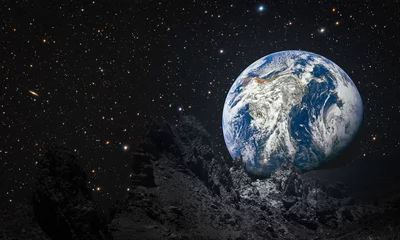 Fotobehang Volle maan en bomen bergen op de maan met uitzicht op planeet aarde