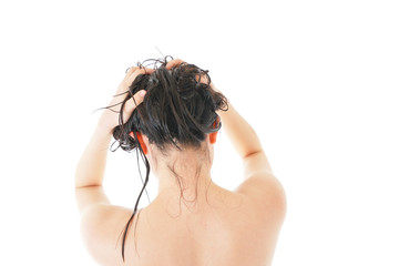 シャンプーをする若い女性