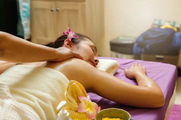 Obraz na płótnie Canvas close-up masseur hands doing back massage in spa salon. Beauty treatment concept.
