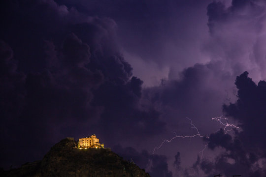 Il Castello Utveggio di Palermo tra le nuvole ed i fulmini di un temporale