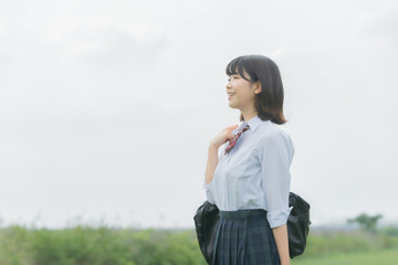 笑顔で通学する女子高生