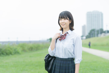 笑顔で通学する女子高生