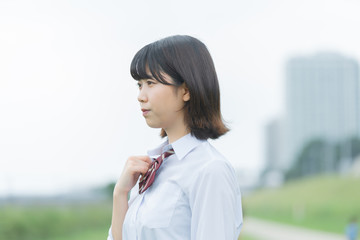 笑顔で通学する女子高生
