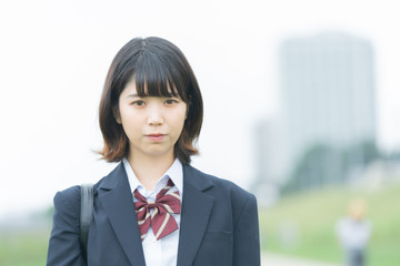 笑顔で通学する女子高生