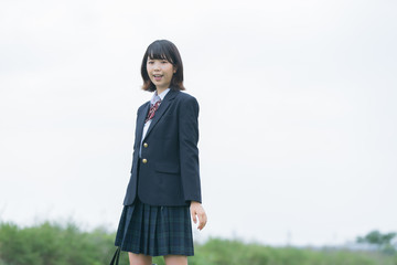 笑顔で通学する女子高生