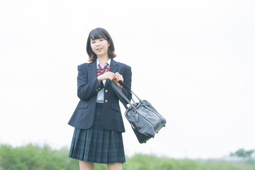 笑顔で通学する女子高生