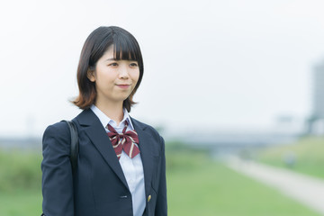 笑顔で通学する女子高生