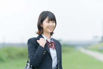 笑顔で通学する女子高生
