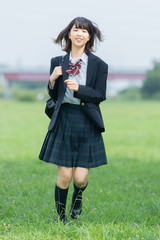 笑顔で通学する女子高生