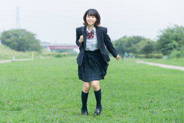 笑顔で通学する女子高生