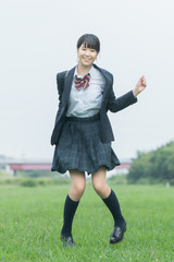 笑顔で通学する女子高生