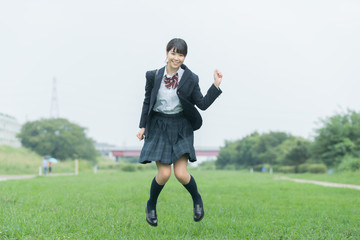 笑顔で通学する女子高生