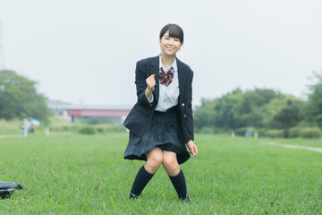 笑顔で通学する女子高生