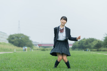 笑顔で通学する女子高生