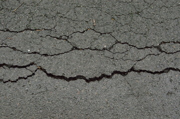 罅が入ったアスファルト道路