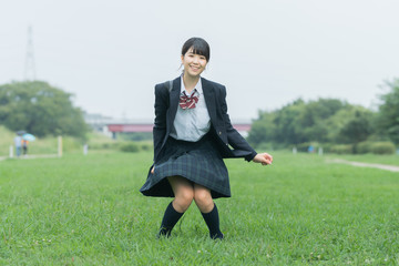 ジャンプする女子高生