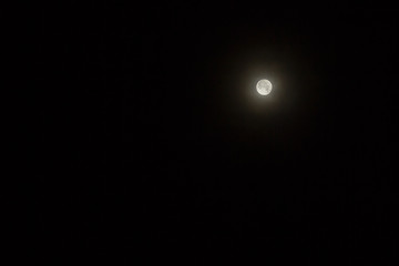 Vollmond mit Hof vor dunklem Himmel Klarer Mond Nacht Mondnacht Vollmond © michelsass