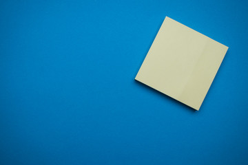 Notizblock post it auf blauem hintergrund