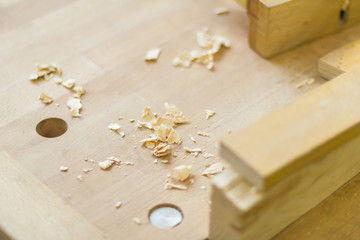 Werkbank mit Hobel und Holzspänen in der Werkstatt, Holzwerkstatt Hintergrund Holz