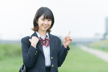 指さしをする女子高生