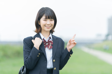 指さしをする女子高生