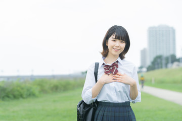胸をなでおろす女子高生