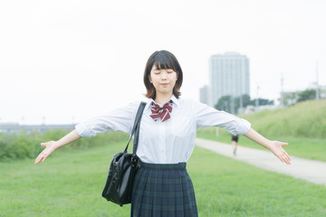 深呼吸する女子高生