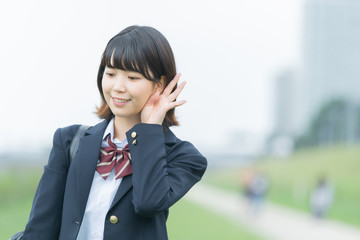 耳を傾ける女子高生