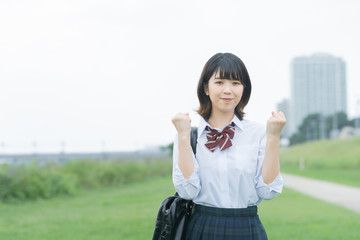 ガッツポーズをする女子高生