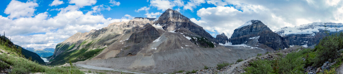 Obraz premium Beautiful trails in Lake Louise