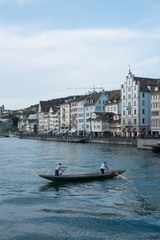 Obraz premium Boot auf Limmat in Zürich mit Altstadt im Hintergrund 