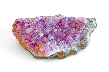 Améthyste cristaux pierre violette minéralogie minerai géode caillou isolé fond blanc éclairage studio gemme semi précieuse curiosité géologique