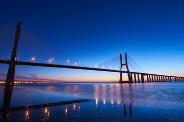 Lange sluitertijd van de Vasco da Gama-brug in Lissabon