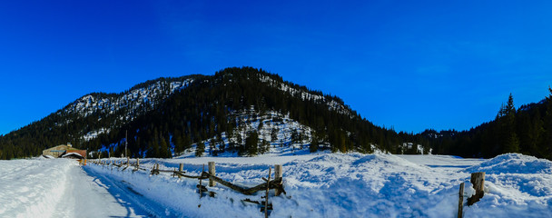 Weg durch Winterlandschaft Estergebirge Alpen