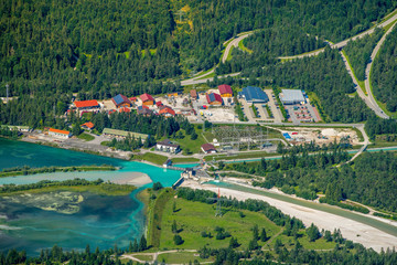 Gewerbegebiet von Krün mit Kraftwerk an der Isar