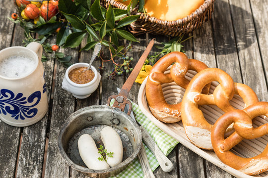 Mahlzeit mit Weisswurst und Brezeln