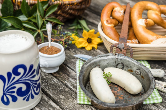 Mahlzeit mit Weisswurst und Brezeln