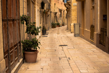 Fototapeta na wymiar Buetyfull Malta's streets and bay. Colorfull balcony.