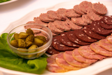 Käse mit Trauben und Weichkäse mit Edelschimmel hübsch angerichtet am Buffet/Frühstücksbuffet, Käsescheiben, Käseplatte