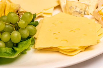 Käse mit Trauben und Weichkäse mit Edelschimmel hübsch angerichtet am Buffet/Frühstücksbuffet, Käsescheiben, Käseplatte