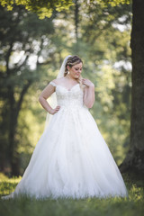 Fototapeta na wymiar Beautiful bride in white dress