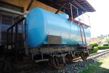Naklejka premium Vagão cisterna, comboio para transportar líquidos muito antigo, de via de bitola métrica