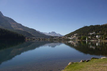 Fototapeta na wymiar Lago di Saint Moritz 