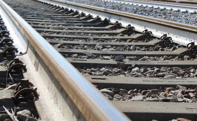binari del treno - viaggiare per turismo o per lavoro