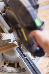 Kappsäge Holzzuschnitt mit Säge mit Sägeblatt Holzstück in Werkstatt Holz kappen, kürzen