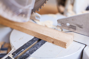 Kappsäge Holzzuschnitt mit Säge mit Sägeblatt Holzstück in Werkstatt Holz kappen, kürzen
